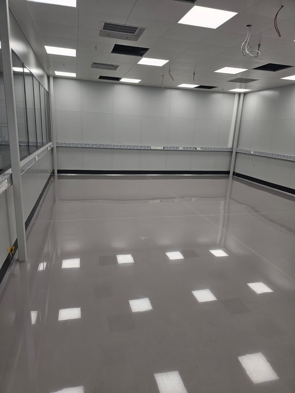 Objekt : Industriehalle  – DE 80995 München Allach (Bayern ) Beschreibung: ESD Beschichtung Rutschhemmend R9  Größe: 400 m2  Ausführung: 05_2024