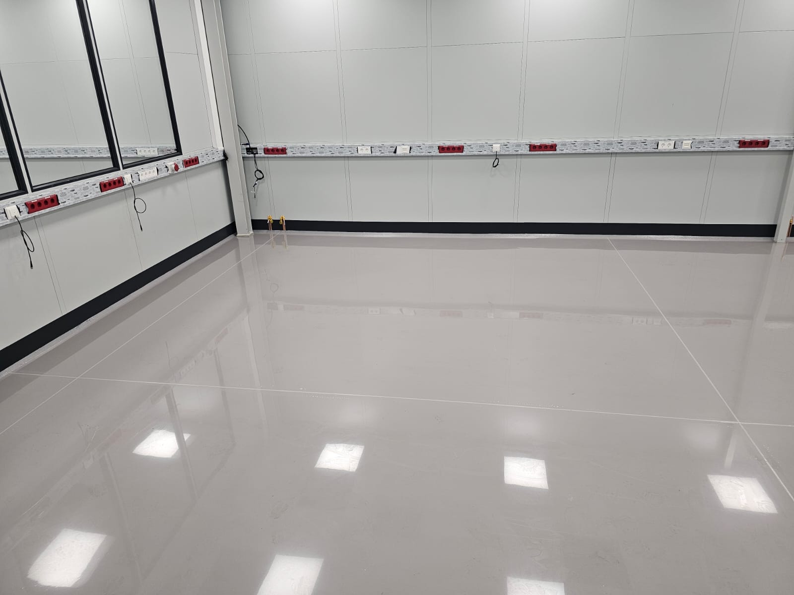 Objekt : Industriehalle  – DE 80995 München Allach (Bayern ) Beschreibung: ESD Beschichtung Rutschhemmend R9  Größe: 400 m2  Ausführung: 05_2024