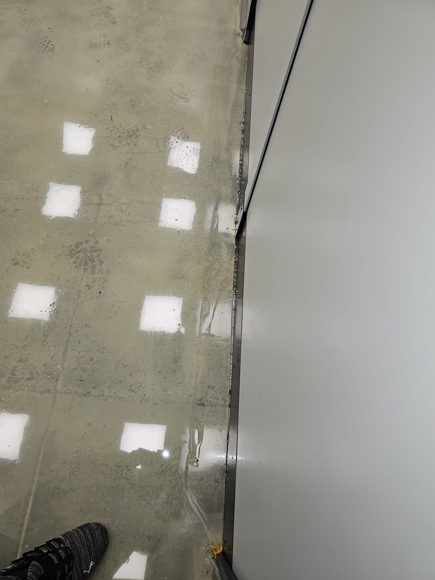 Objekt : Industriehalle  – DE 80995 München Allach (Bayern ) Beschreibung: ESD Beschichtung Rutschhemmend R9  Größe: 400 m2  Ausführung: 05_2024