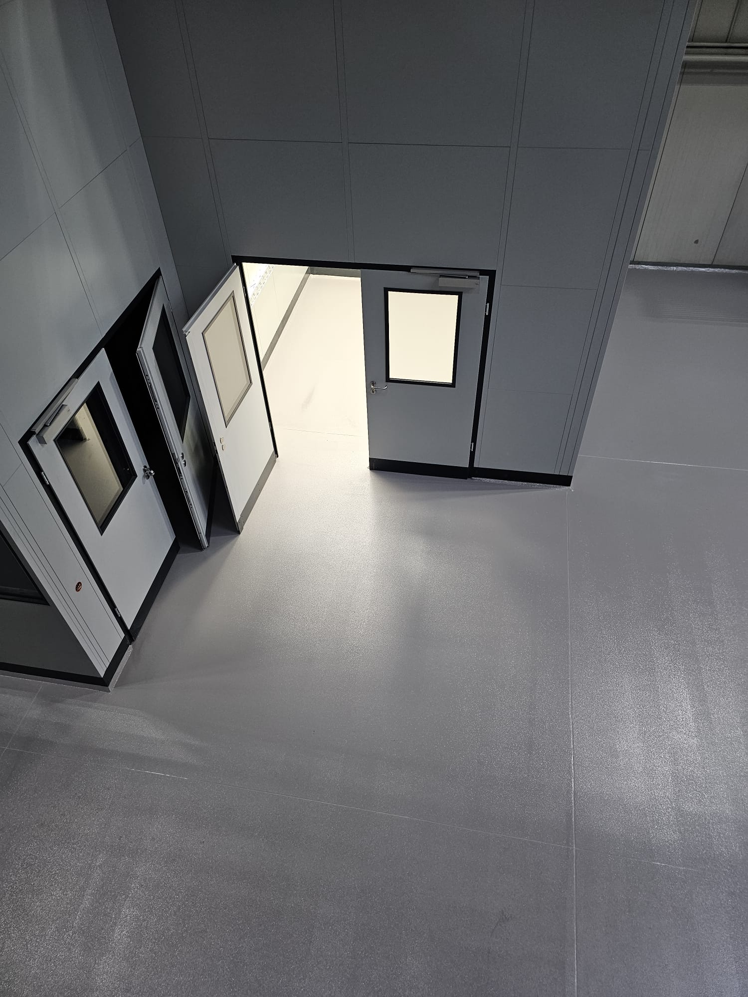 Objekt : Industriehalle – DE 80995 München Allach (Bayern ) Beschreibung: ESD Beschichtung & Strukturbelag rutschhemmend R9 Größe: 650 m2  Ausführung: 04_2025