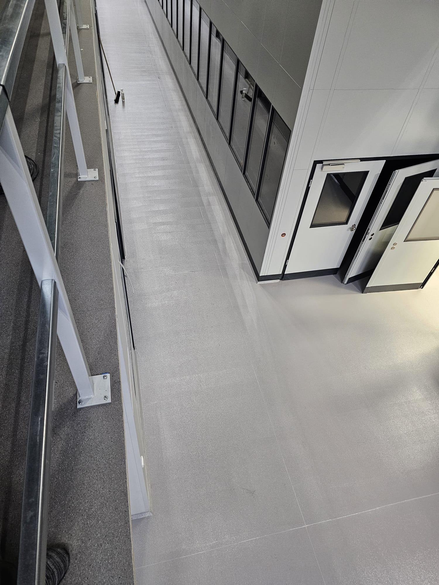 Objekt : Industriehalle – DE 80995 München Allach (Bayern ) Beschreibung: ESD Beschichtung & Strukturbelag rutschhemmend R9 Größe: 650 m2  Ausführung: 04_2025