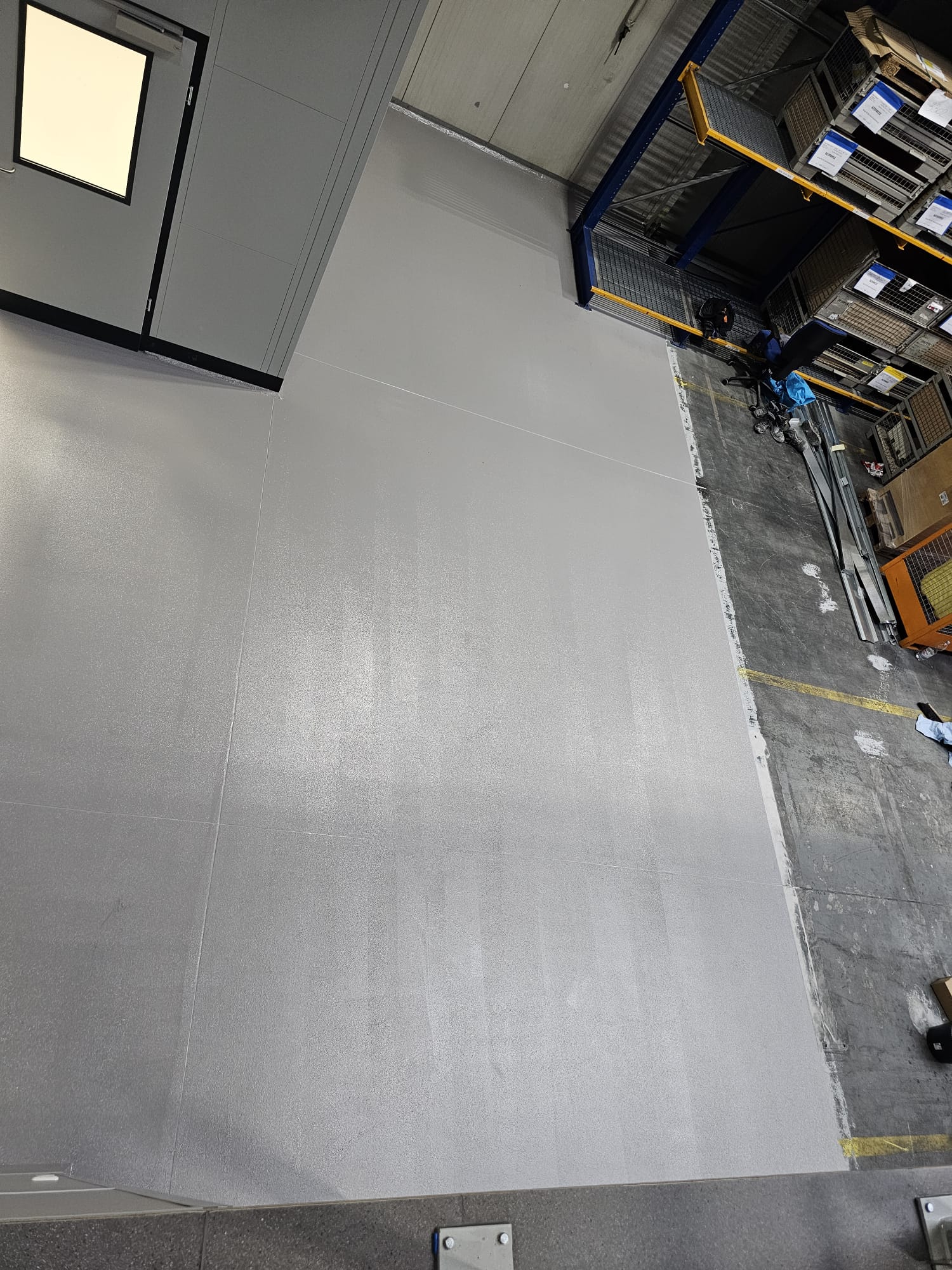 Objekt : Industriehalle – DE 80995 München Allach (Bayern ) Beschreibung: ESD Beschichtung & Strukturbelag rutschhemmend R9 Größe: 650 m2  Ausführung: 04_2025