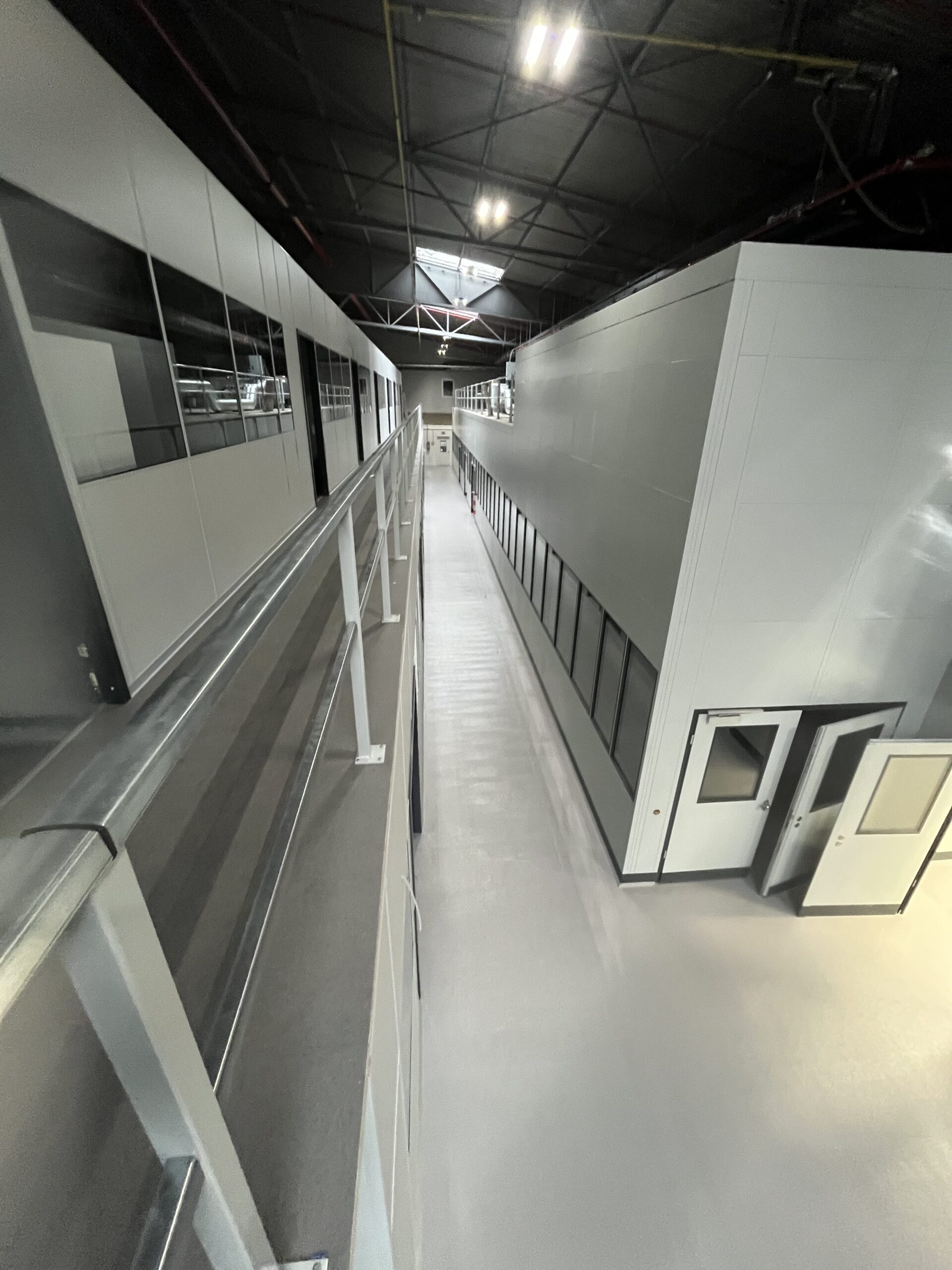 Objekt : Industriehalle – DE 80995 München Allach (Bayern ) Beschreibung: ESD Beschichtung & Strukturbelag rutschhemmend R9 Größe: 650 m2  Ausführung: 04_2025