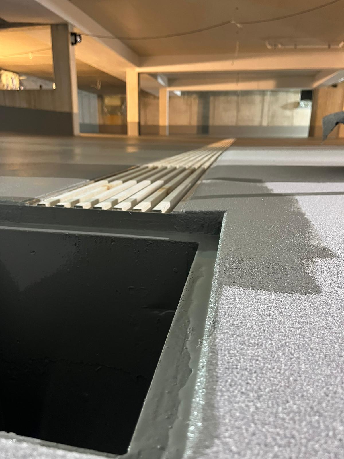 Objekt : Tiefgarage Wohnquartier – DE 86633 Neuburg a.d. Donau (Bayern ) Beschreibung: rissüberbrückende Beschichtung OS11b, rutschhemmend R11 Größe: 500 m2  Ausführung: 05_2024