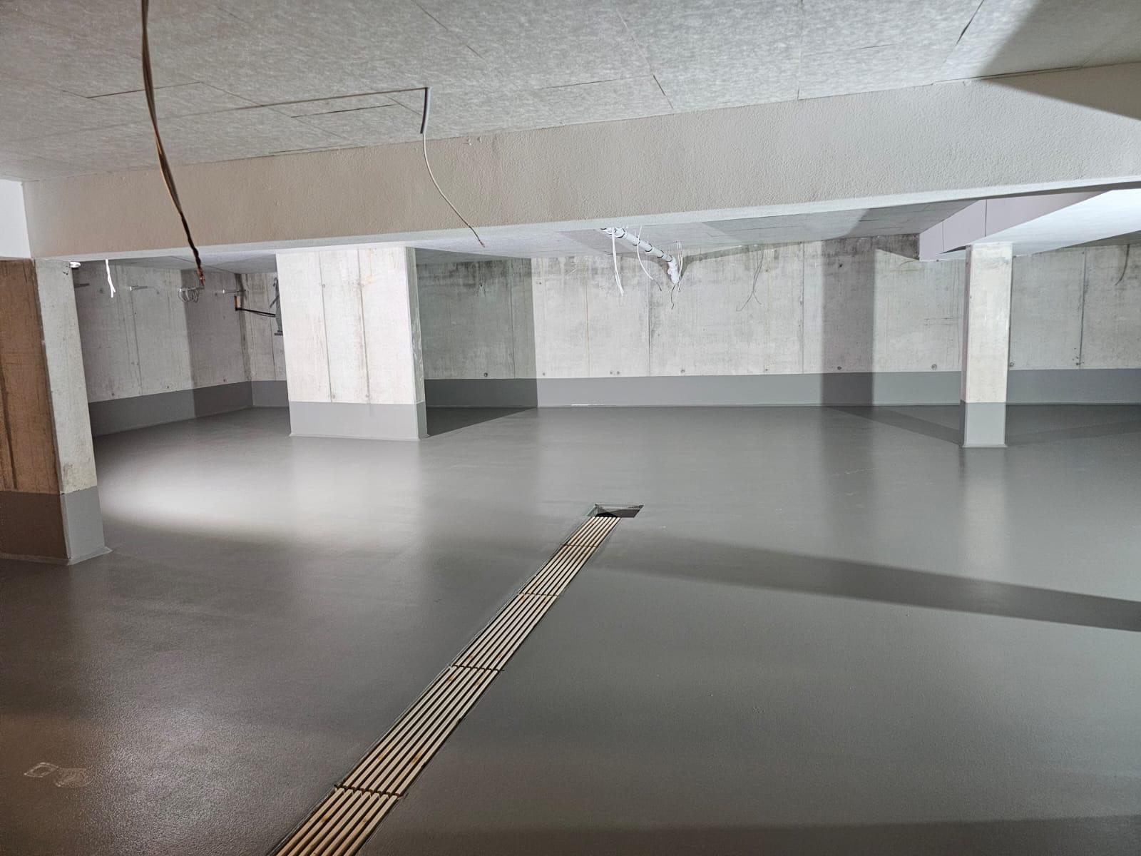 Objekt : Tiefgarage Wohnquartier – DE 86633 Neuburg a.d. Donau (Bayern ) Beschreibung: rissüberbrückende Beschichtung OS11b, rutschhemmend R11 Größe: 500 m2  Ausführung: 05_2024